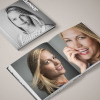 book Deux livres photo ouverts reposent sur une surface beige. Le livre de gauche présente sur sa couverture un portrait en noir et blanc d'une femme souriante, tandis que le livre de droite est ouvert sur des pages comportant de grandes photos couleur du même sujet joyeux, prises par le photographe Genève.
