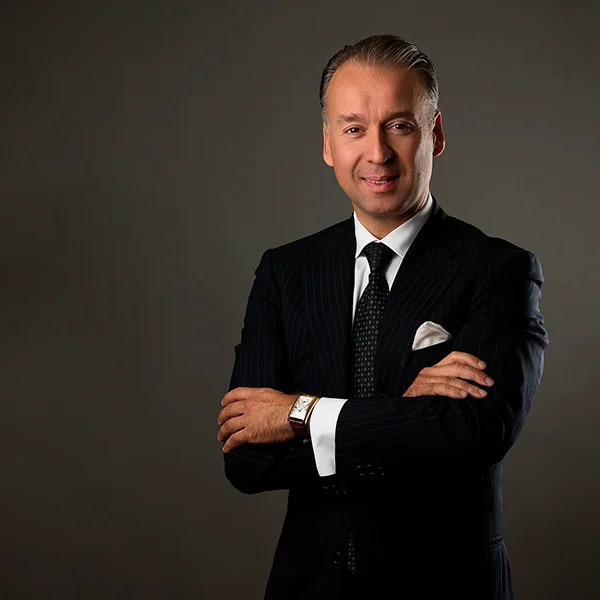 Portrait corporate professionnel homme costume studio Genève